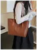 Bolsa feminina com design de nicho de textura cruzada 2026 novo estilo feminino imitação de trama moda retrô simples bolsa de ombro única tote bag