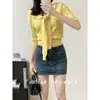 Top de punto amarillo con cuello en V y manga corta con cinta para mujer, estilo verano 2025, top corto de alta gama ajustado, único y deslumbrante