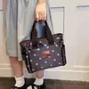 Atacado transfronteiriço nova bolsa de mão impermeável de tecido Oxford com bolinhas, bolsa para marmita, bolsa tote casual de nicho, bolsa para mamãe