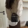 Bolso de cadena a la moda con patrón de diamantes para mujer, nuevo estilo 2026, bolso pequeño en forma de caja con remaches, bandolera elegante para uso diario, venta al por mayor