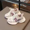 Tenis gruesos de malla, nuevo estilo primavera 2026, zapatos infantiles al por mayor, zapatos deportivos para estudiantes de suela blanda, zapatos casuales versátiles de suela blanda