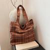 Bolso Tote de Estilo Casual Japonés Invierno Nueva Llegada Ropa de Lana a Cuadros Bolso de Hombro Gran Capacidad Bolso Sobaco para Mujer