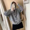 Nuevos estilos de otoño e invierno de Japón y Corea: suéteres suaves, holgados y con capucha, prendas de abrigo para mujer, y tops de punto de manga larga con un estilo relajado, casual y botones tipo cuerno