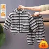 Conjunto de Dos Piezas Grueso con Forro de Felpa para el Hogar para Niños 2025 Invierno Nuevo de Moda Fresco Niños y Niñas Pijama de Invierno Ropa de Algodón Pantalones