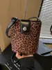 Bolso de Cubo de un Solo Hombro de Moda Nueva Moda Estampado de Leopardo Bolso Cruzado Simple de Gama Alta Diseño de Nicho Bolso para el Trabajo