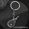 Nuevo llavero colgante deportivo para hombre con forma de raqueta de tenis hueca retro transfronterizo europeo y americano