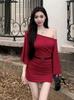 Deseo Puro Vestido Rojo de un Hombro para Chica Caliente para Mujer Otoño Ajustado Cubre Cintura Interna Falda de Cadera Falda Corta Adelgazante Plisada