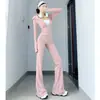 Conjunto de dos piezas ajustado, deportivo y elegante para mujer, que incluye un cárdigan de punto largo con capucha y mangas largas, y pantalones largos de talle alto ligeramente acampanados.
