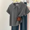 Camiseta de manga curta lisa de cor sólida para mulheres, moderna e estilosa, design de corte solto com gola Polo, novo modelo 2026