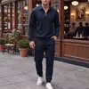 Moda Masculina Outono/Inverno 2026: Camisa Polo Jacquard de Cor Sólida e Calça Longa com Bolso e Cordão para Homem