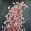 Simulación de boda, fila de flores, vaca, esquina, arco, arte floral, arreglo de ventana rosa, tira de flores, decoración de rosas para boda al aire libre