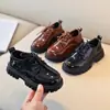 Sapatos de Couro Infantis 2023 Preto Estudantes do Ensino Fundamental Estilo Britânico Meninos e Meninas Sapatos Plataforma Cadarço Pequenos Sapatos de Couro