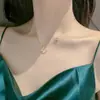 Collar de Acero de Titanio para Mujer con Mariposa Digital en Inglés Pequeño para Cintura Clavícula Cadena para el Cuello Mismo Estilo que las Celebridades de Internet en Transmisión en Vivo Joyería que No se Desvanece Tendencia