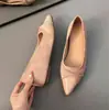 Novos sapatos slip-on de sola macia 2026 com aumento interno de altura, sapatos para o trabalho, estilo delicado, bico fino francês, sapatos baixos para mulheres