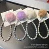 Venta al por mayor del fabricante Cadena colgante simple de perlas Bola de pelo de cristal Lanyard para teléfono móvil Cadena corta de moda Colgante Llavero