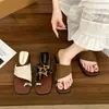 Novas Chinelas de Verão 2026 Retro Slip-On de Solado Grosso Aumentadoras de Altura Bico Quadrado de Tira Única para Mulheres Usarem com Saias