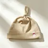 Touca de bebê para outono e inverno, touca fetal quentinha para meninos e meninas, touca headwrap fofa para bebês, touca de proteção para fontanela com logo de pônei em fonte pequena