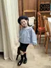 Coleção Outono 2026 Estilo Coreano Roupas Infantis: Camisa Xadrez Bordada com Gola Boneca para Meninas, Jaqueta, Cardigã, Shorts de Veludo