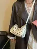 Bolso bandolera versátil de color block de lunares de alta gama transfronterizo para mujer, nuevo en 2026, bolso tipo dumpling exquisito y súper popular