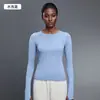 Novo top de manga longa para yoga, slim-fit e respirável, para mulheres, com gola redonda, adequado para corrida e atividades de fitness.