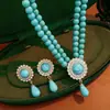 Colar Dupla Camada de Pérolas em Forma de Gota com Cravação de Diamantes e Tachas Prateadas e Brincos, Brincos de Luxo Leve de Alta Qualidade, Conjunto de Joias Elegante