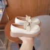 Sapatos de couro infantis, novo modelo de outono, mocassins para meninas com solas macias e fivelas de metal, estilo britânico, sapatos de sola única antiderrapantes, sapatos de performance para meninas