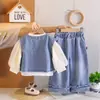 Conjunto de Ropa de Otoño para Niñas 2026 Nuevo Moda Chaleco de Mezclilla Conjunto de Tres Piezas Ropa para Bebés y Niños Ropa de Moda para Niños
