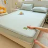 Fuente de Artículos - Modelo Nuevo 2026 Seda Refrigerante Frijol Grueso Sábana Ajustada Juego de Tres Piezas Estructura de Sándwich Protector de Colchón Cama