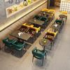 Combinación retro de sofá, mesa y sillas para tienda de té con leche, personalización creativa para cafetería, bar de barbacoa y ocio de doble piso