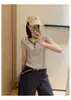 Camiseta Henry Costurada T!D Acetato Linho Lyocell Texturizada Manga Curta Verão Gola Meio Aberta Ombro Caído Emagrecedora Feminina