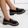 Sapatos Mocassins de Couro com Corrente na Alça e Sola Grossa para Mulheres, Tamanho Grande, Novidade Primavera 2026, Estilo Britânico Versátil, Salto Bloco