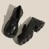 Mocassins femininos de sola grossa, novo estilo 2026, design popular que aumenta a altura, adequados para o trajeto diário, estilo britânico, sapatos de couro pequenos, sapatilhas pretas