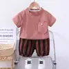Traje Curto de Manga Curta para Meninos Bebês e Crianças Pequenas e Médias Nova Chegada Roupas de Verão Estilo Coreano Bolso Acolchoado Infantil Shorts de Manga Curta Traje Fashion de Duas Peças