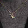 Collar de pala de diamante flash estilo europeo y americano, collar de diseño de alta calidad esmeralda, cadena para clavícula de personalidad de moda para mujer LOL