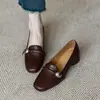 Mocasines retro para mujer, con tacón grueso, suela suave y un pequeño diseño de cuero. Esta es la colección de otoño de 2026, un zapato slip-on versátil de cuero suave con una abertura poco profunda.