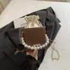 Bolsa Pequena 2026 Outono/Inverno Nova Bolsa de Balde Estética Casual Bolsa Transversal Simples Casual Bolsa de Mão com Alça de Pérola para Mulheres