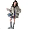 Chaqueta para Niña Primavera y Otoño 2026 Nuevo Estilo Motocicleta Infantil Moda Súper Linda Holgada Chaqueta Top Conjunto de Tres Piezas