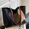 Bolsa de Grande Capacidade para Mulheres 2026 Novo Estilo Simples e Versátil Bolsa de Ombro com Acabamento de Luxo para Estudantes Universitários que Vão para a Aula Bolsa Tote