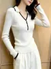 Elegante top de punto blanco estilo francés con ribete de contraste, nueva colección otoño 2026 para mujer, corte ajustado, favorecedor y adecuado para el trabajo
