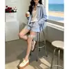 Um Conjunto Completo de Roupas Relaxadas para Mulheres Baixas, Nova Moda Verão 2026, Conjunto de Duas Peças de Camisa e Shorts Protetores Solares que Reduzem a Idade