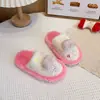 Coleção de inverno 2026: adoráveis pantufas de pelúcia com bolinhas de desenho animado, confortáveis e macias para usar em casa, com sola antiderrapante, adequadas tanto para uso interno quanto externo