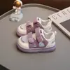 Sandálias Infantis Estilo Novo de Verão Leves Fechadas para Crianças Pequenas Meninos Solado Macio Versáteis Sapatos de Bebê Meninas Sandálias com Estrutura