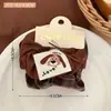 Scrunchie floral em forma de coração artístico estilo coreano vintage na cor café para meninas, oferecendo um visual de alta qualidade, elegante e moderno