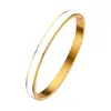 Este elegante brazalete presenta una elegante combinación de esmalte dorado y azul diseñado con una estética minimalista Su estilo contemporáneo y lujoso lo convierte en el accesorio perfecto tanto para atuendos casuales como formales Una adición atemporal a cualquier colección de joyería