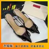 Sandalias de punta cerrada con tiras en V y espalda descubierta con pedrería, nuevo estilo de verano 2025, elegantes tacones altos negros de punta para mujer