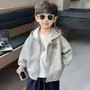 Colección de primavera y otoño para niños, novedades de otoño 2026: chaqueta exterior con capucha de forma N, moderna y genial