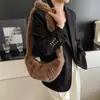 Bolso Cruzado de Felpa de Gran Capacidad para Mujer para Invierno, Bolso Tipo Dumpling Simple Versátil de Gama Alta para el Trabajo y los Viajes Diarios