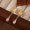Pendientes de perlas de agua dulce con borlas de mariposa y súper hada, de dos usos, con clip para orejas adelgazante de alto nivel, sin dolor.