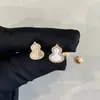 Brincos de alta qualidade, totalmente cravejados de diamantes, de tamanho pequeno para mulheres, apresentando um design de luxo leve, estilo chinês com detalhes em madrepérola, primorosamente trabalhados, delicados e versáteis