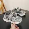 Tênis de caminhada infantil estilo coreano, nova coleção outono 2026, respirável, antiderrapante, leve, tênis esportivo para meninos, calçados casuais da moda para estudantes